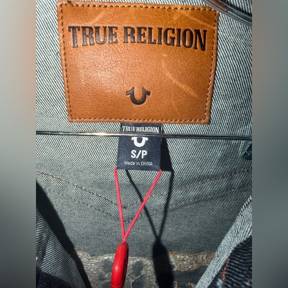 True Religion Embroidered Distressed Wash Denim Jacket. NWT - Picture 3 of 6